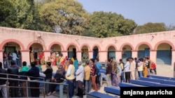 Voters line up to cast ballots at a school where voting booths were set up in New Delhi for choosing a new local government, New Delhi, India, Feb. 8, 2010. (A. Pasricha/VOA)