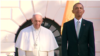 El presidente Barack Obama y el papa Francisco observan la ceremonia de recibimiento en el jardín sur de la Casa Blanca.