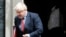Arhiva - Britanski premijer Boris Džonson napušta Dauning strit 10, u Londonu, 15. jula 2020