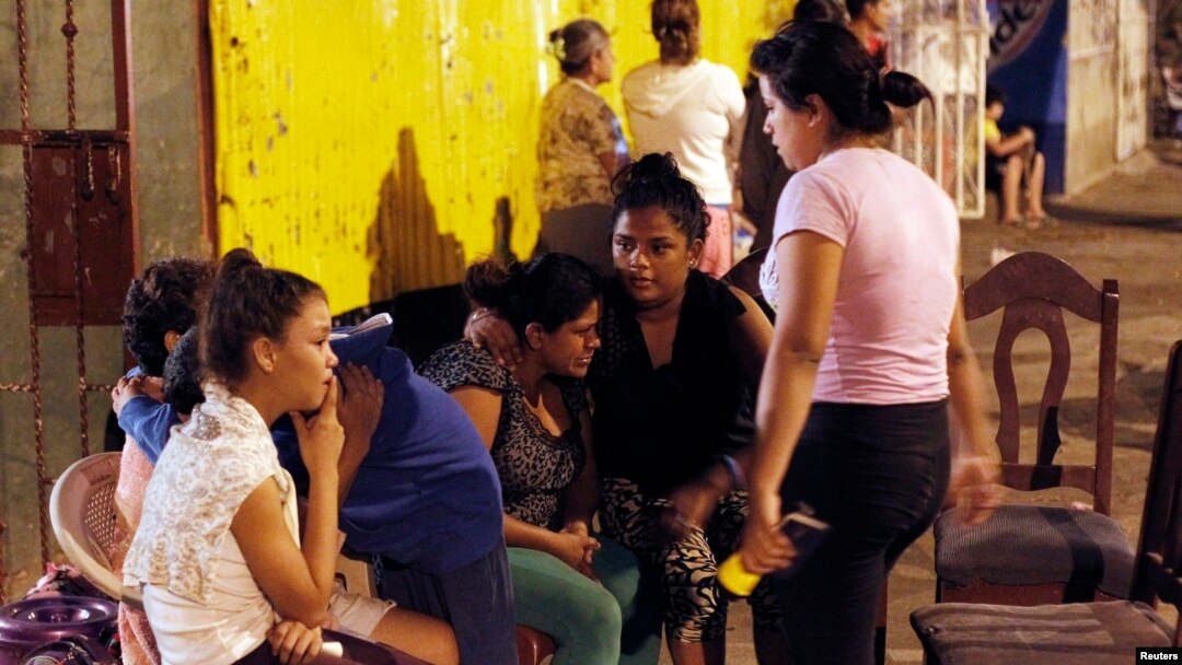 Warga di Managua tinggal di jalan setlah khawatir akan gempa susulan di sana (13/4). 