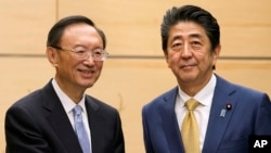 日本首相安倍晋三在东京会见到访的中共中央政治局委员、国务委员杨洁篪。（2020年2月28日）