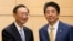 日本首相安倍晋三在东京会见到访的中共中央政治局委员、国务委员杨洁篪。（2020年2月28日）