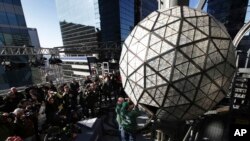 Un trabajador arregla un panel de la bola de Año Nuevo en un edificio de Times Square en Nueva York, el 27 de diciembre del 2018. 