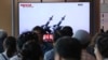 Retransmission télévisée du lancement de missiles nord-coréens, lors d'une émission d'informations à la gare de Séoul, en Corée du Sud, le 9 mai 2019.