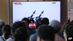Para pengunjung menyaksikan siaran televisi mengenai misil Korea Utara di Stasiun Kereta Api Seoul, 9 Mei 2019.
