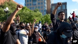 Manifestantes participan en una protesta en el Washington Square Park en Nueva York contra la brutalidad policial y el racismo.