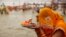 Seorang penganut Hindu berdoa kepada Dewa Matahari setelah berenang di Sangam, pertemuan sungai Gangga, Yamuna dan sungai Saraswati daiam festival Maha Shivratri di Prayagraj, India, 21 Februari 2020. (AP Photo/Rajesh Kumar Singh)
