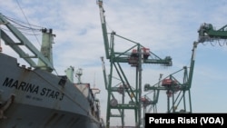 Peralatan bongkar muat modern bertenaga listrik siap melakukan bongkar muatan sebuah kapal barang di Pelabuhan Terminal Teluk Lamong Surabaya. (VOA/Petrus Riski)