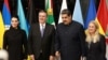 El canciller mexicano, Marcelo Ebrard, y el presidente de Venezuela, Nicolás Maduro, posan junto a sus esposas en el aeropuerto Benito Juárez de México antes de la Cumbre de la CELAC en la capital del país. Foto: Cancillería de México