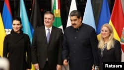 El canciller mexicano, Marcelo Ebrard, y el presidente de Venezuela, Nicolás Maduro, posan junto a sus esposas en el aeropuerto Benito Juárez de México antes de la Cumbre de la CELAC en la capital del país. Foto: Cancillería de México