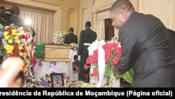 Presidente moçambicano, Filipe Nyusi, deposita coroa de flores no velório de Jeremias Pondeca