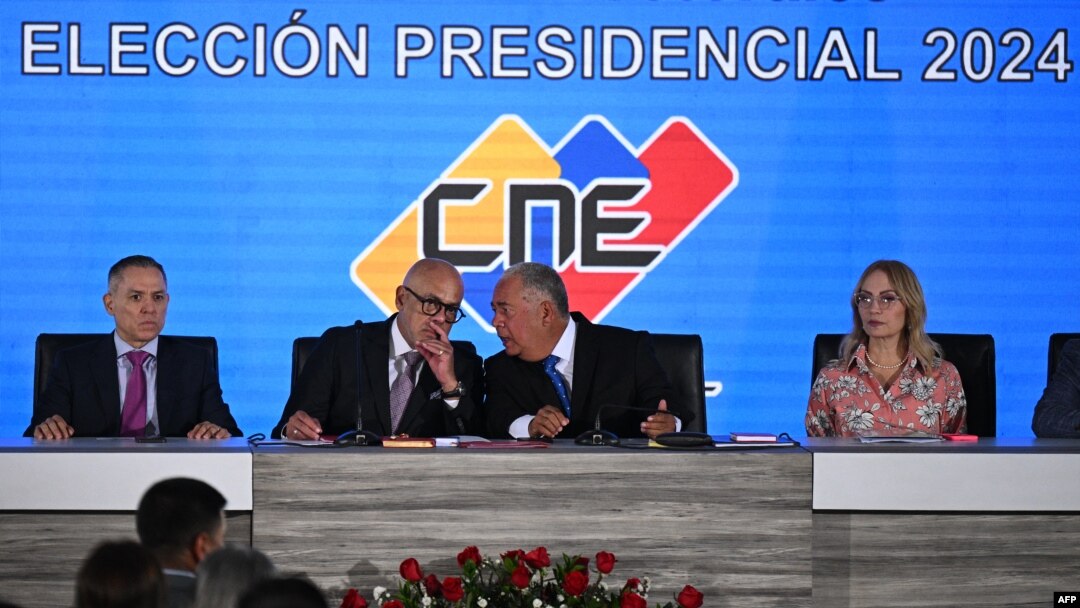 Jorge Rodríguez, presidente del Parlamento venezolano, y Elvis Amoroso, máximo representante del poder electoral, conversan durante una reunión para consignar las propuestas de cronograma electoral de este año, en Caracas, el 1 de marzo de 2024.