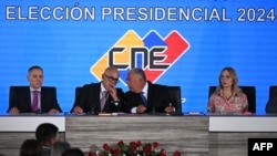 Jorge Rodríguez, presidente del Parlamento venezolano, y Elvis Amoroso, máximo representante del poder electoral, conversan durante una reunión para consignar las propuestas de cronograma electoral de este año, en Caracas, el 1 de marzo de 2024.