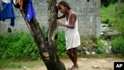 Une petite fille pleure après avoir appris la mort de sa mère, atteinte d'Ebola, à l'hôpital de Monrovia, Liberia, en octobre 2014.