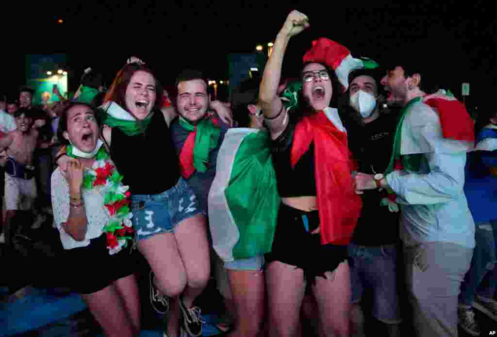 شادی و خوشحالی هواداران تیم ملی فوتبال ایتالیا در رُم، پس از پیروزی تیم در مقابل انگلیس در فینال مسابقات یورو ۲۰۲۰