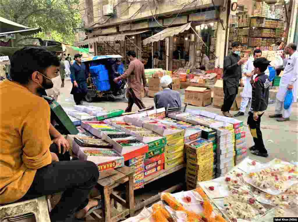 اندرون لاہور کے 12 دروازوں کے مرکز &#39;چوک پانی والا تالاب&#39; میں چوڑیوں کا ایک بڑا بازار ہے۔