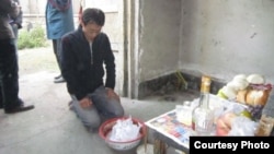 孟建偉祭拜父親亡靈。 （孟建偉微博圖片）