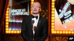 Darko Trešnjak prima nagradu za režiju za mjuzikl "A Gentleman's Guide to Love & Murder"