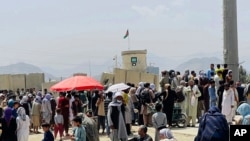 Ratusan orang berkumpul di luar bandara internasional di Kabul, Afghanistan, 17 Agustus 2021. (Foto: AP)