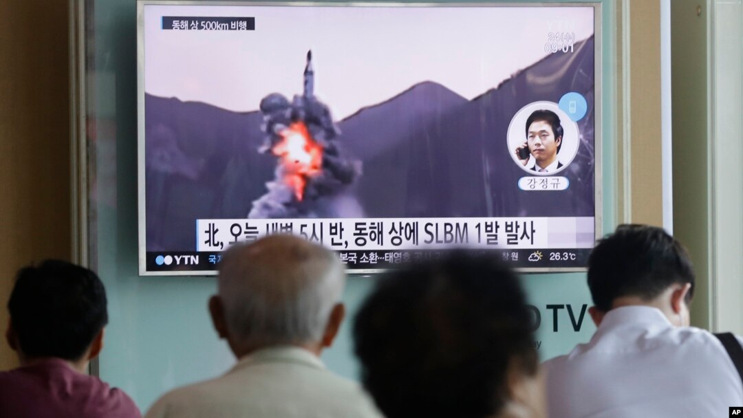 People watch a TV news program showing a file footage of North Korea's ballistic missile that the North claimed to have launched from underwater, at Seoul Railway station in Seoul, South Korea, Aug. 24, 2016. 