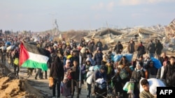 Sejumlah warga Gaza menyeberangi koridor Netzarim dari wilayah selatan Jalur Gaza untuk menuju Kota Gaza, pada 27 Januari 2025. (Foto: AFP/Omar Al-Qattaa)