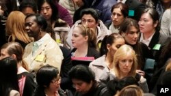 Un grupo de mujeres busca trabajo en una feria en Nueva York. En 4 de cada 10 hogares estadounidenses las mujeres son quienes llevan el pan a la mesa.