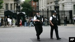 Polisi bersenjata melakukan pengamanan di Downing Street, London (foto: ilustrasi). 