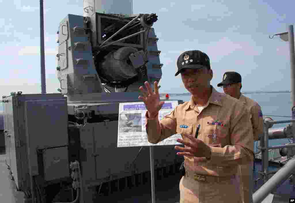 巡防舰郑和号的舰长刘仲强讲解方阵快炮