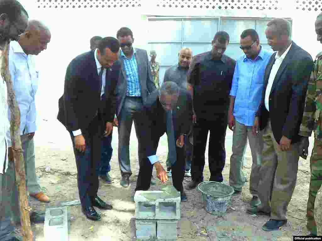 Wasiirka Gaashaandhigga Soomaaliya Cabdulqaadir Cali Diini ayaa dhagax dhigay warshad sameyn doonta dharka ciidamada