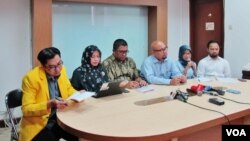 Diskusi tentang Pilkada DKI di bawah ancaman politik uang dan intimidasi kepada pemilih di kantor ICW, Jakarta, Selasa (18/4).(VOA/Fathiyah Wardah) 