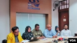 Diskusi tentang Pilkada DKI di bawah ancaman politik uang dan intimidasi kepada pemilih di kantor ICW, Jakarta, Selasa (18/4).(VOA/Fathiyah Wardah) 