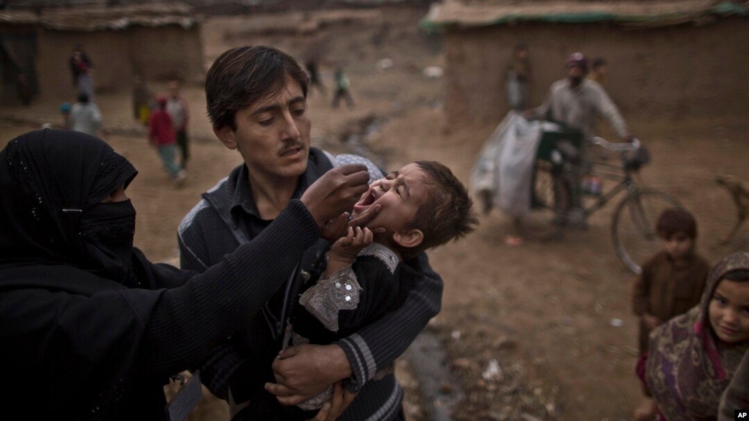  په پاکستانيانو بهر هيوادونو ته پرته له داسې دستاويز څخه په سفر کولو بنديز لگيدلى ؤ چې پکې پخلى شوى وي چې دسفر څخه وړاندې هغوي ته دپوليو ويکسين ورکړل شوى.
