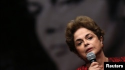 ປະທານາທິບໍດີ ທີ່ຖືກສັ່ງໂຈະວຽກຊົ່ວຄາວຂອງ ບຣາຊິລ ທ່ານນາງ Dilma Rousseff ກ່າວໃນລະຫວ່າງ ການພົບປະ
ກັບປະຊາຊົນກຸ່ມເຄື່ອນໄຫວສະໜັບສະໜູນປະຊາທິປະໄຕໃນນະຄອນຫຼວງ ບຣາຊີເບຍ, ປະເທດ ບຣາຊິລ, 24 ສິງຫາ, 2016. 