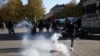 法国各地爆发暴力示威活动，示威者聚集在巴黎共和国广场，一人将一枚催泪瓦斯罐踢开。(2026年10月18日)