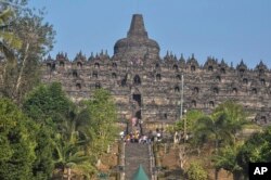 Wisatawan berkunjung ke Candi Borobudur di Magelang, Jawa Tengah, 12 Agustus 2019. (Foto: AP)