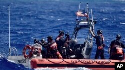 เรือ Oliver Henry ของหน่วยยามฝั่งสหรัฐฯ เข้าช่วยเหลือชาย 3 คนที่ติดเกาะ Pikelot Atoll เมื่อวันที่ 9 เม.ย. 2024