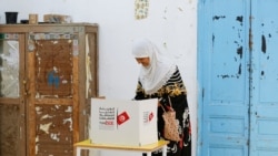 Seorang perempuan memberikan suaranya di tempat pemungutan suara selama pemilihan presiden di Tunis, Tunisia, 6 Oktober 2024. (Foto: Zoubeir Souissi/REUTERS)