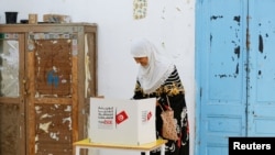 Seorang perempuan memberikan suaranya di tempat pemungutan suara selama pemilihan presiden di Tunis, Tunisia, 6 Oktober 2024. (Foto: Zoubeir Souissi/REUTERS)