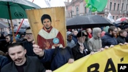 Los manifestantes sostienen un retrato del cofundador de la aplicación de mensajería Telegram, Pavel Durov, señalado como un ícono, en protesta contra el bloqueo de la aplicación en Rusia, durante una manifestación del Primero de Mayo en San Petersburgo, el 1 de mayo de 2018.