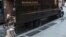 Водитель-экспедитор глобальной компании по доставке грузов UPS выгружает в Манхэттене посылки из грузовика (архивное фото)