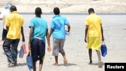 Ethiopian migrants walk after arriving to Yemen's shore on a smugglers boat in the southern province of Shabwa, Yemen, Aug. 11, 2017. 