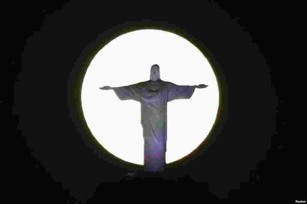 La Superluna brilla detr&#225;s del Cristo Redentor en R&#237;o de Janeiro, Brasil.