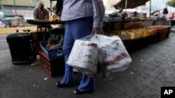 Compra de papel higiénico en las ventas informales de Caracas.