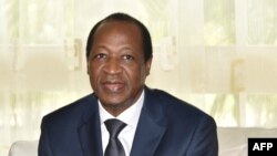 L'ancien président burkinabè Blaise Compaoré, exilé en Côte d'Ivoire depuis le soulèvement en octobre 2014, rencontre l'ancien président ivoirien Henri Konan Bédié (non représenté) à Abidjan, 10 octobre 2016.