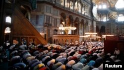 Setelah 86 tahun, Masjid Agung Hagia Sophia, di Istanbul, Turki kembali menggelar salat Jumat untuk pertama kalinya, 24 Juli 2020. (REUTERS / Umit Bektas)