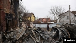 25일 러시아군의 공격 직후 우크라이나 수도 키예프 주택가 건물이 파손돼있다. 