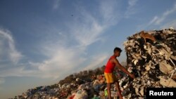 ရန်ကုန်မြို့ပြင် အမှိုက်ပုံကနေ ပလတ်စတစ် ကောက်နေတဲ့ ကလေးငယ်