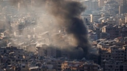 Asap mengepul di atas pinggiran selatan Beirut akibat kebakaran yang terjadi pada generator, menurut warga, seperti yang terlihat dari Baabda, Beirut, Lebanon, 12 Oktober 2024. (Foto: Louisa Gouliamaki/REUTERS)