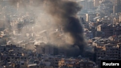 Asap mengepul di atas pinggiran selatan Beirut akibat kebakaran yang terjadi pada generator, menurut warga, seperti yang terlihat dari Baabda, Beirut, Lebanon, 12 Oktober 2024. (Foto: Louisa Gouliamaki/REUTERS)