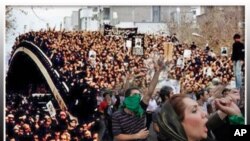 میرحوسێن موسه‌وی و مه‌هدی که‌ڕوبی داوایان له‌ خه‌ڵکی ئێران کردووه‌ به‌شداری له‌ خۆنیشاندانی ئاشتیخوازانه بکه‌ن له‌ ساڵیادی هه‌ڵبژاردنه‌ مشت‌ومڕ له‌سه‌ره‌که‌ی سه‌رۆکایه‌تی